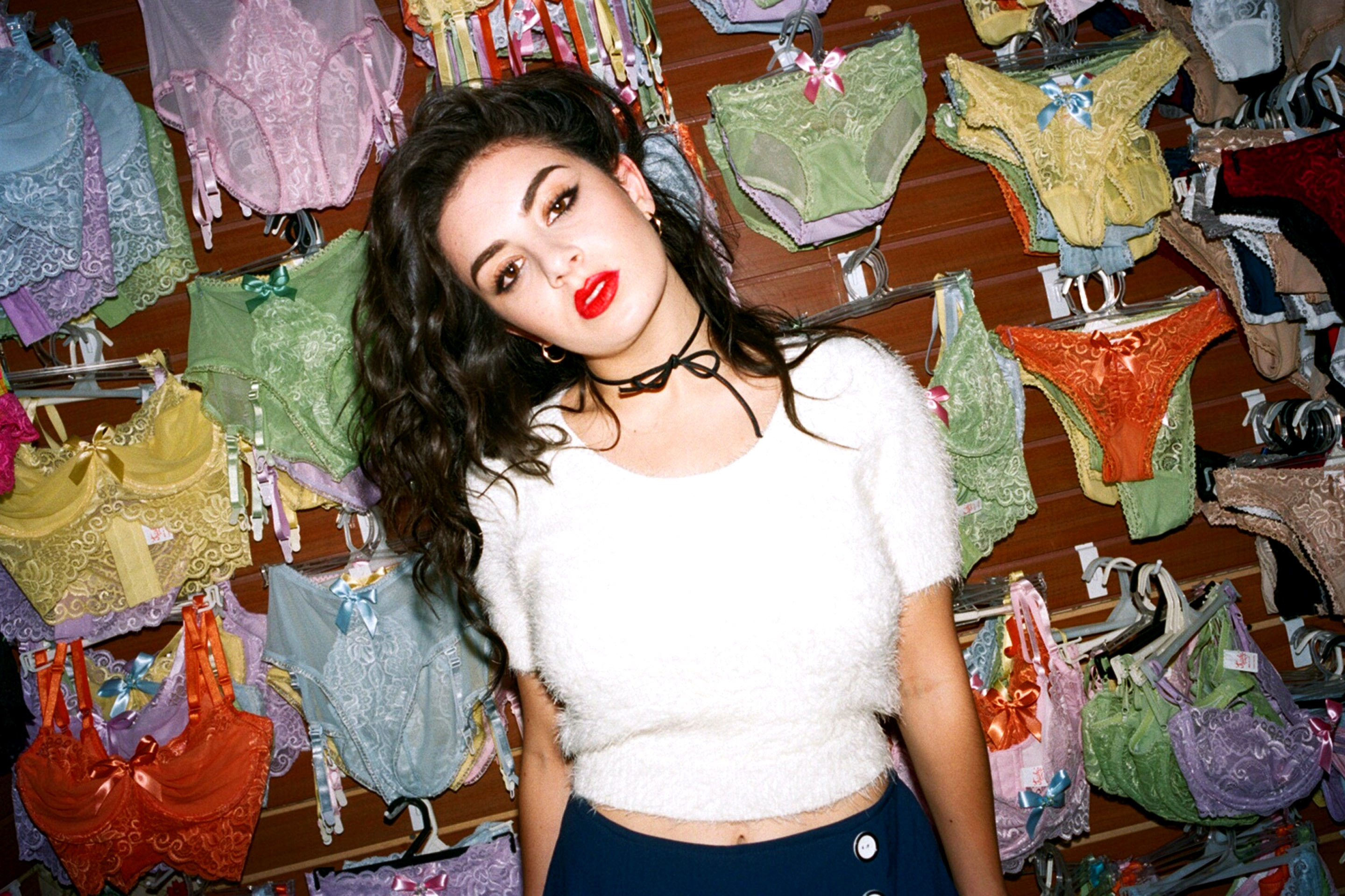 Bella howard CHARLI23