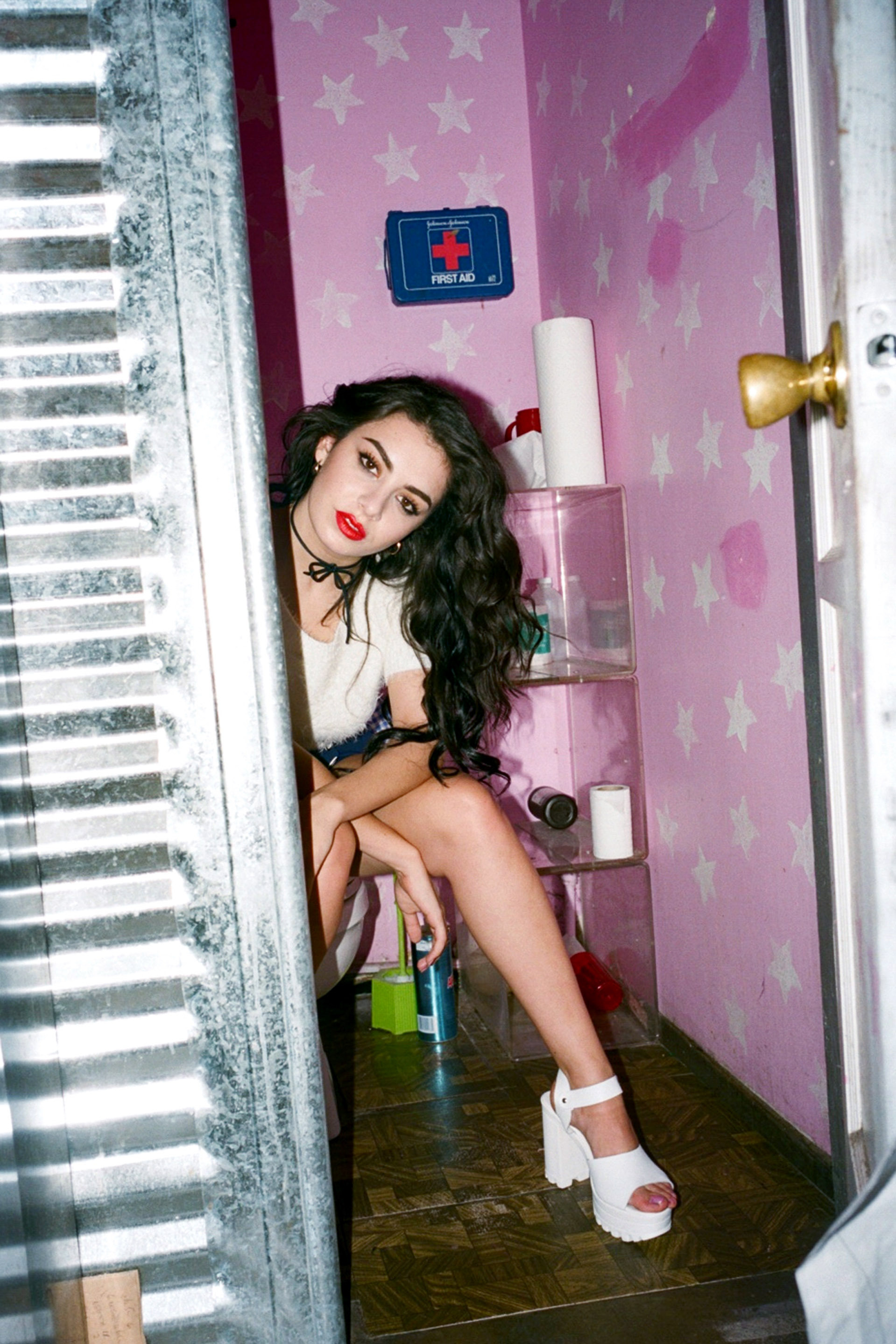 Bella howard CHARLI38