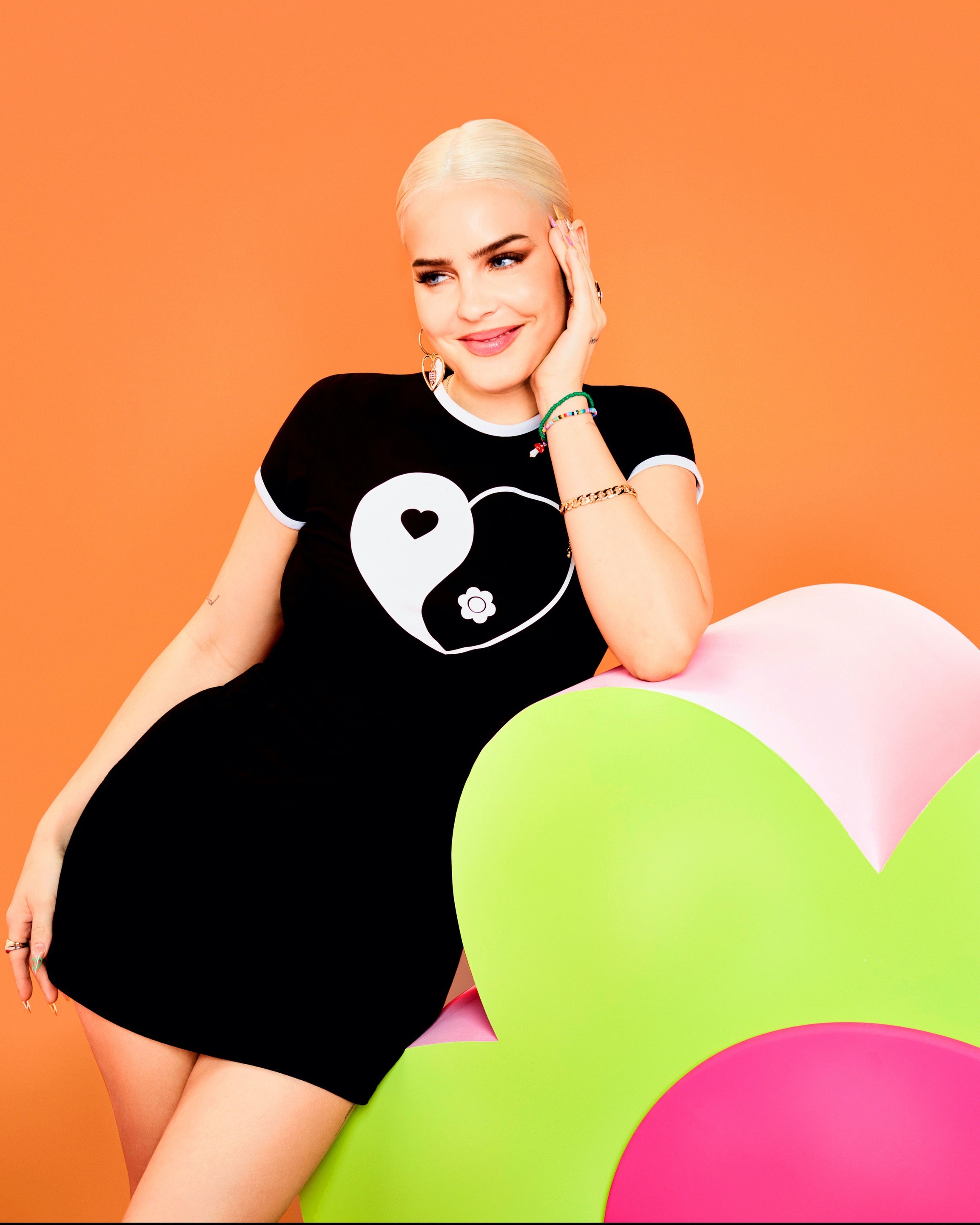 Bella howard HAPPY03