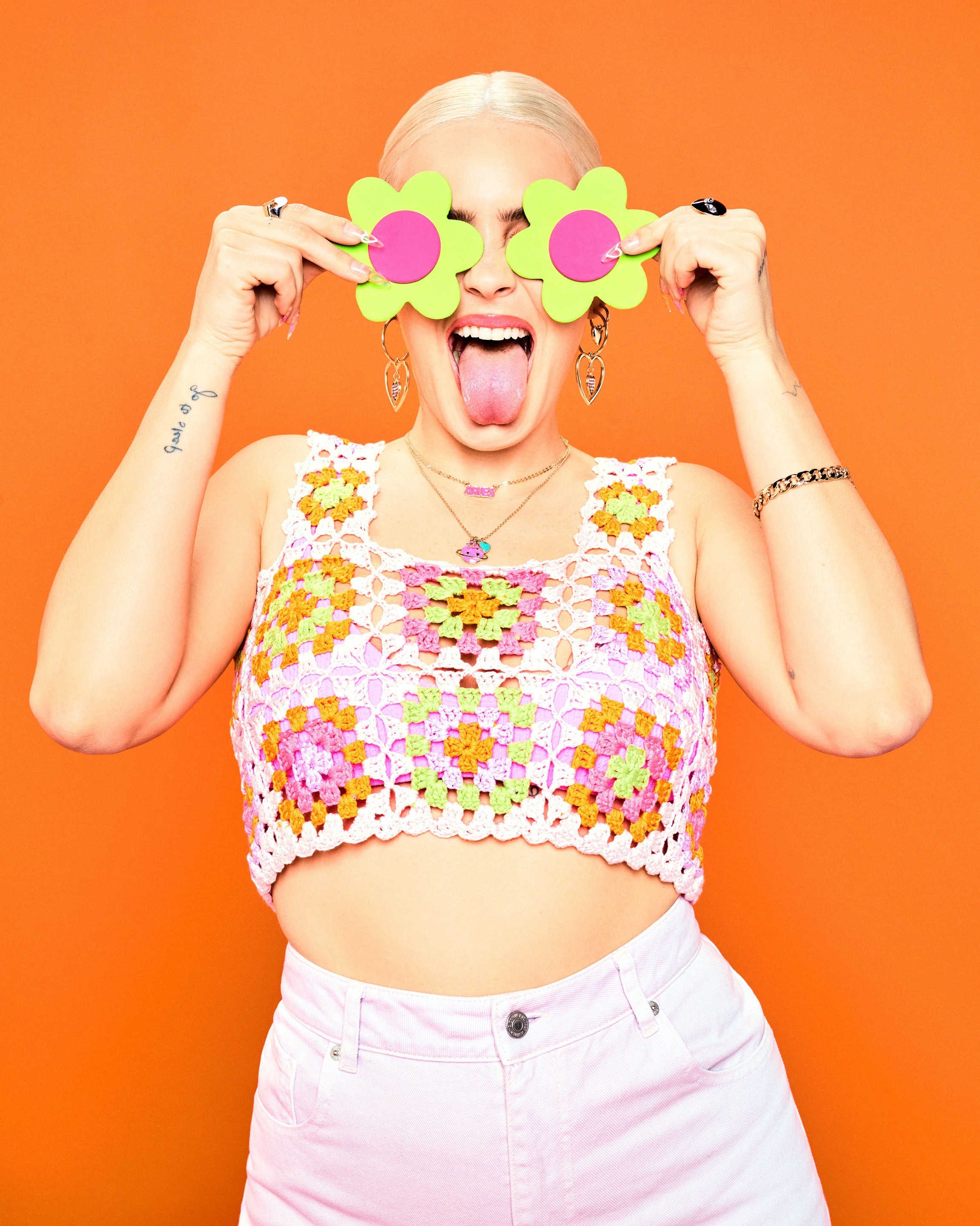 Bella howard HAPPY05