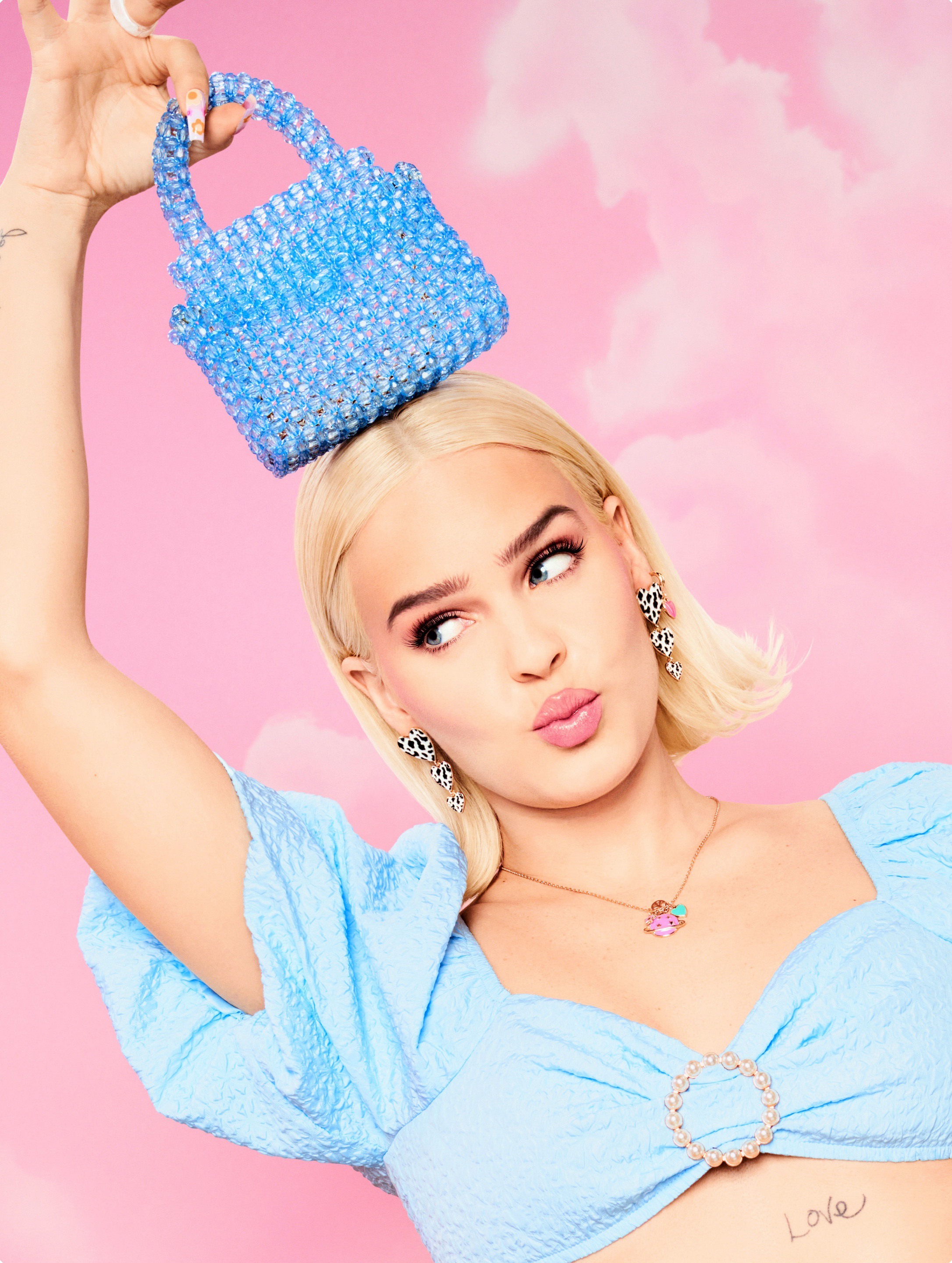 Bella howard HAPPY08