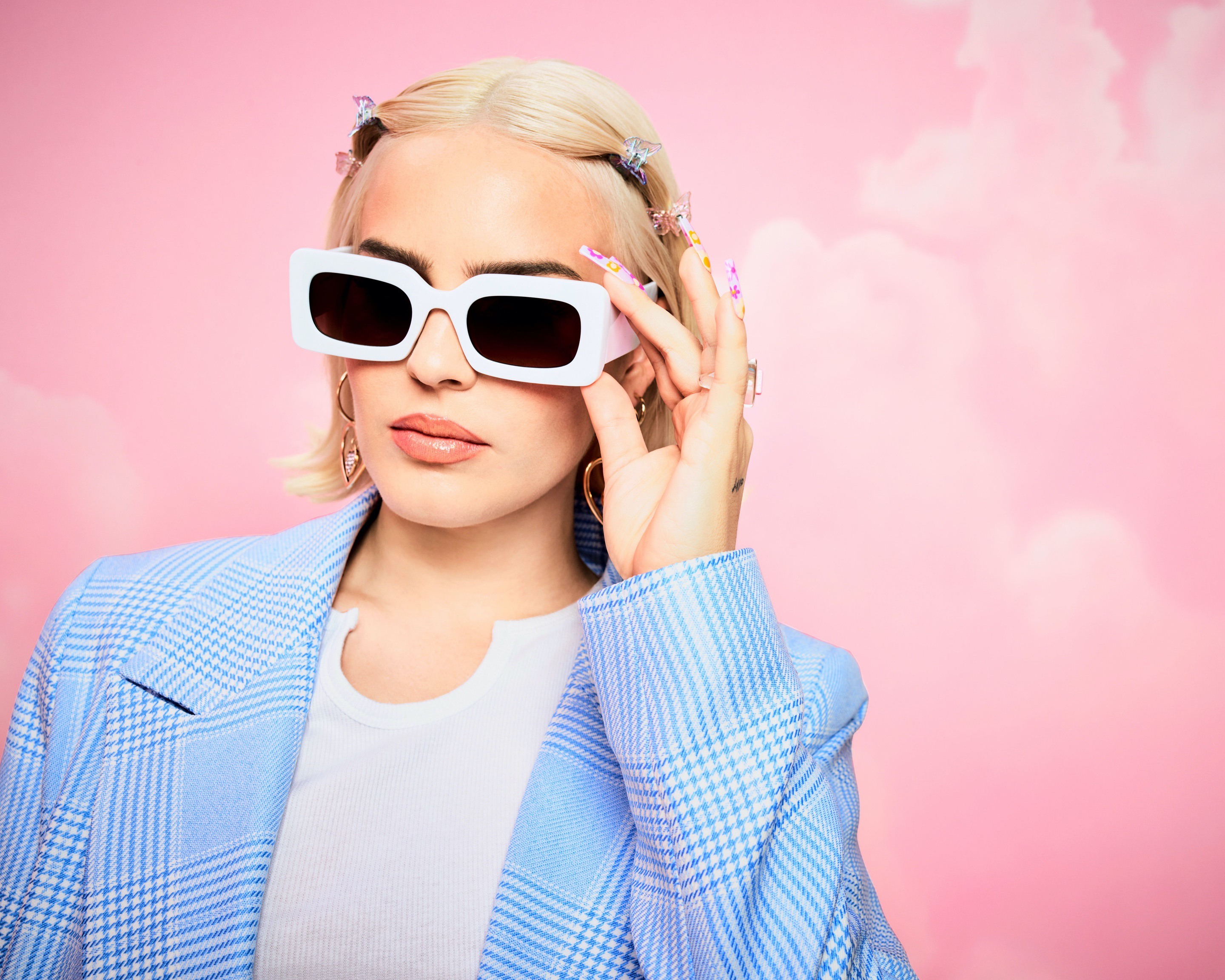 Bella howard HAPPY12