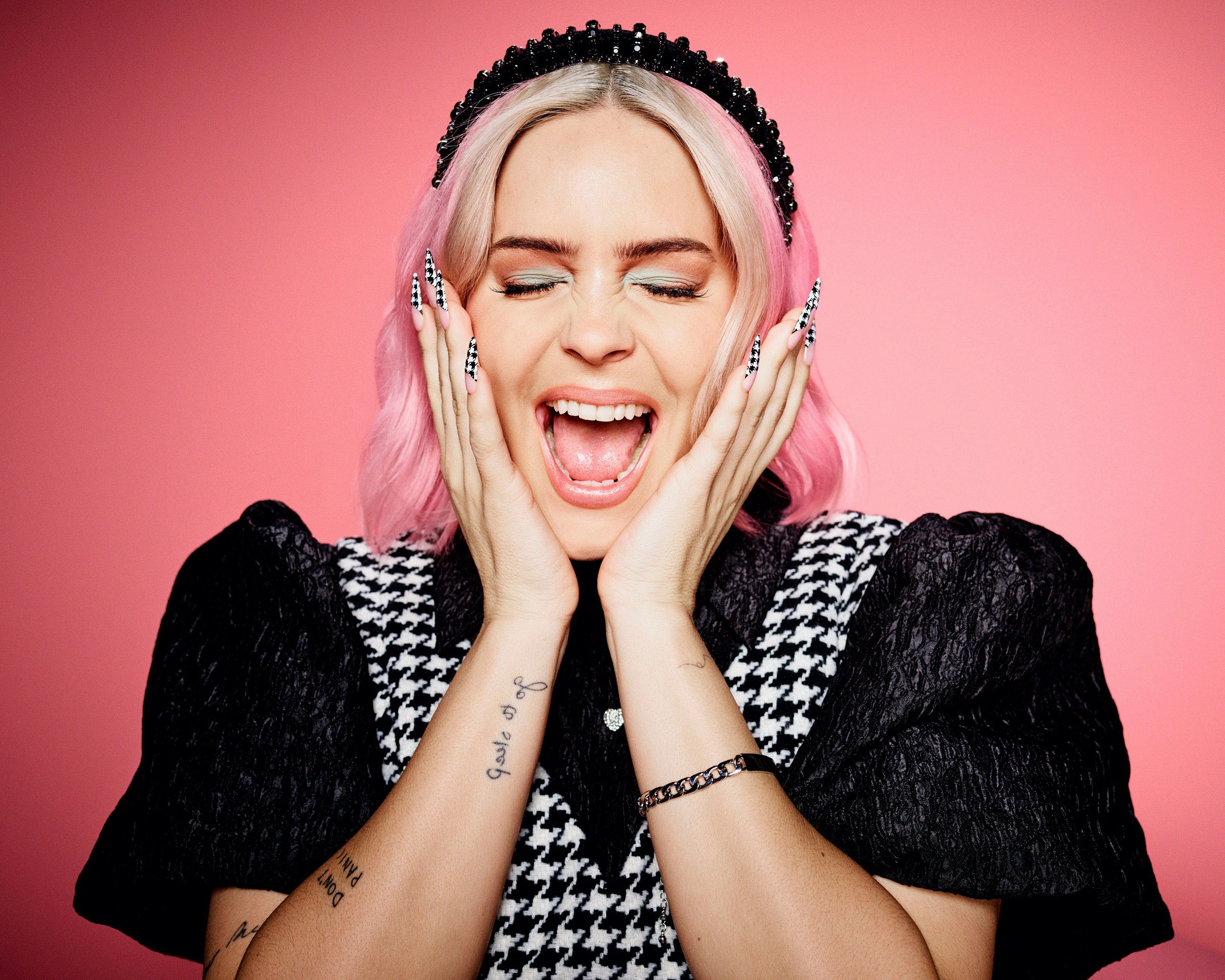 Bella howard HAPPY15