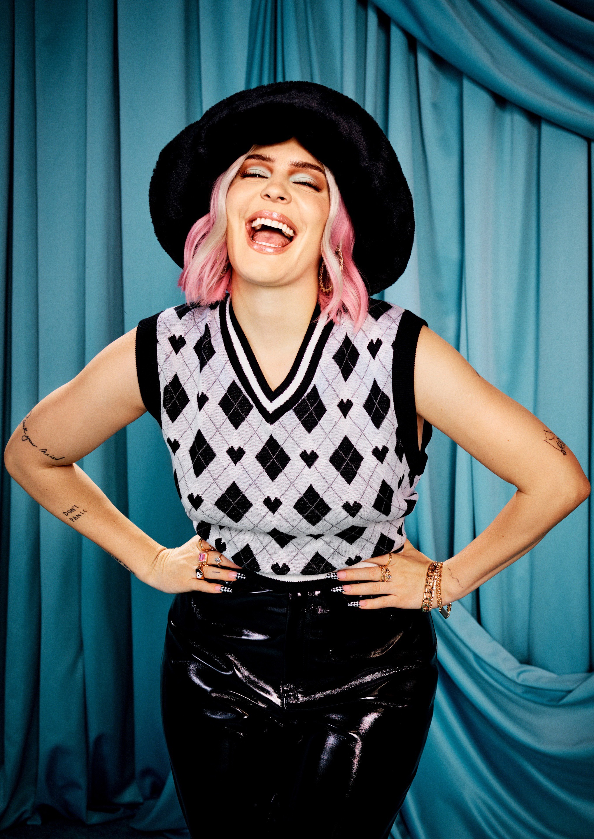 Bella howard HAPPY16