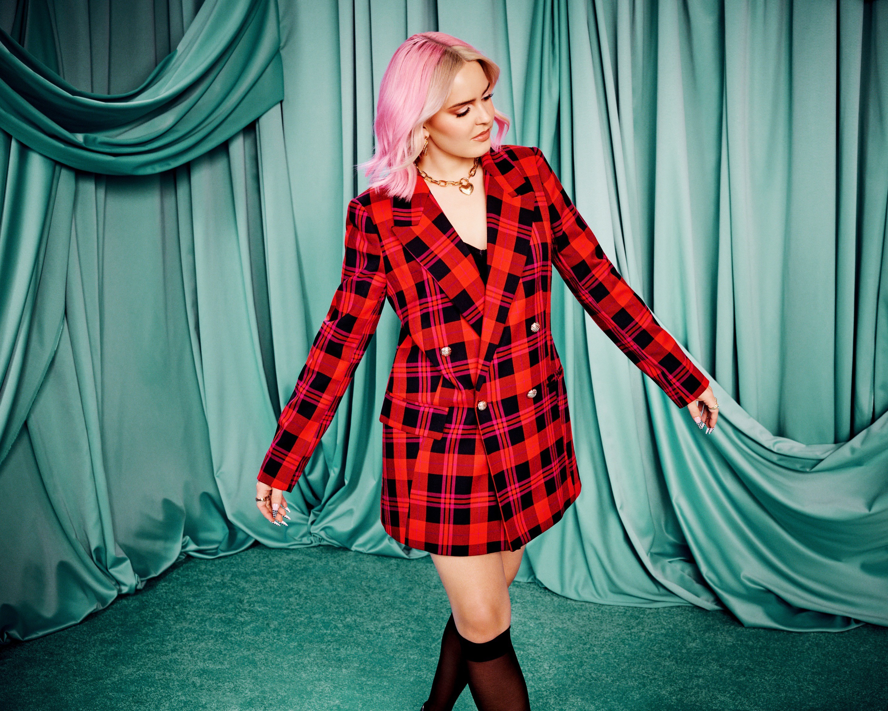 Bella howard HAPPY17