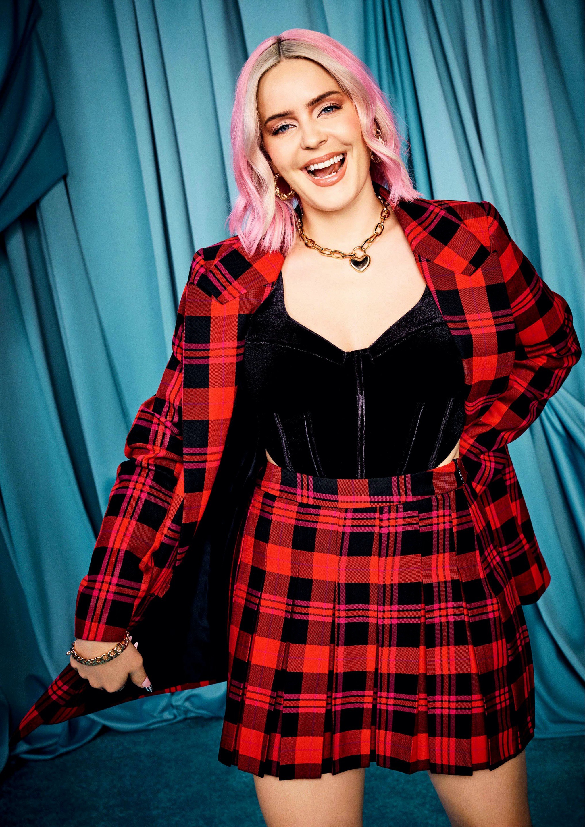 Bella howard HAPPY18