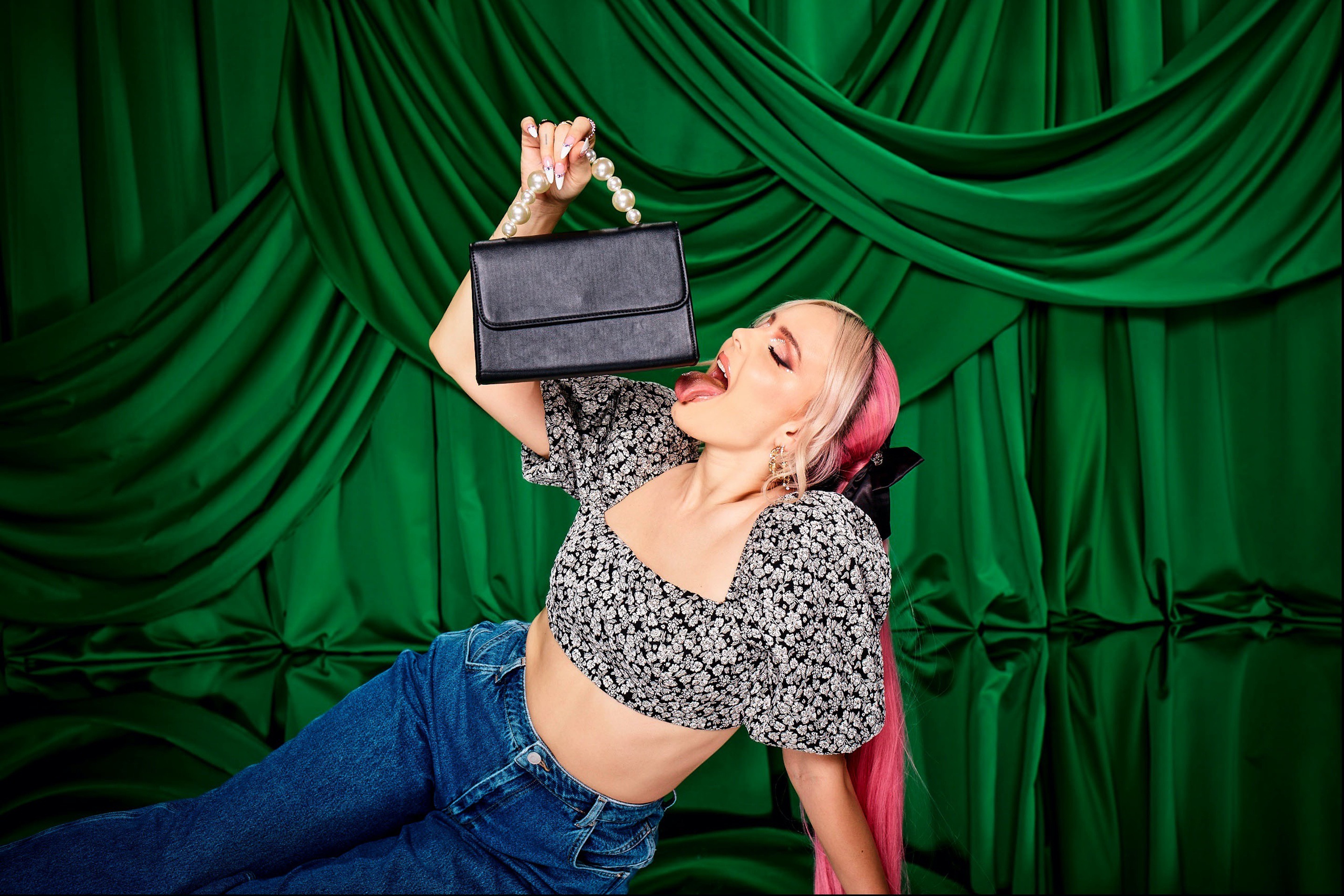 Bella howard HAPPY19