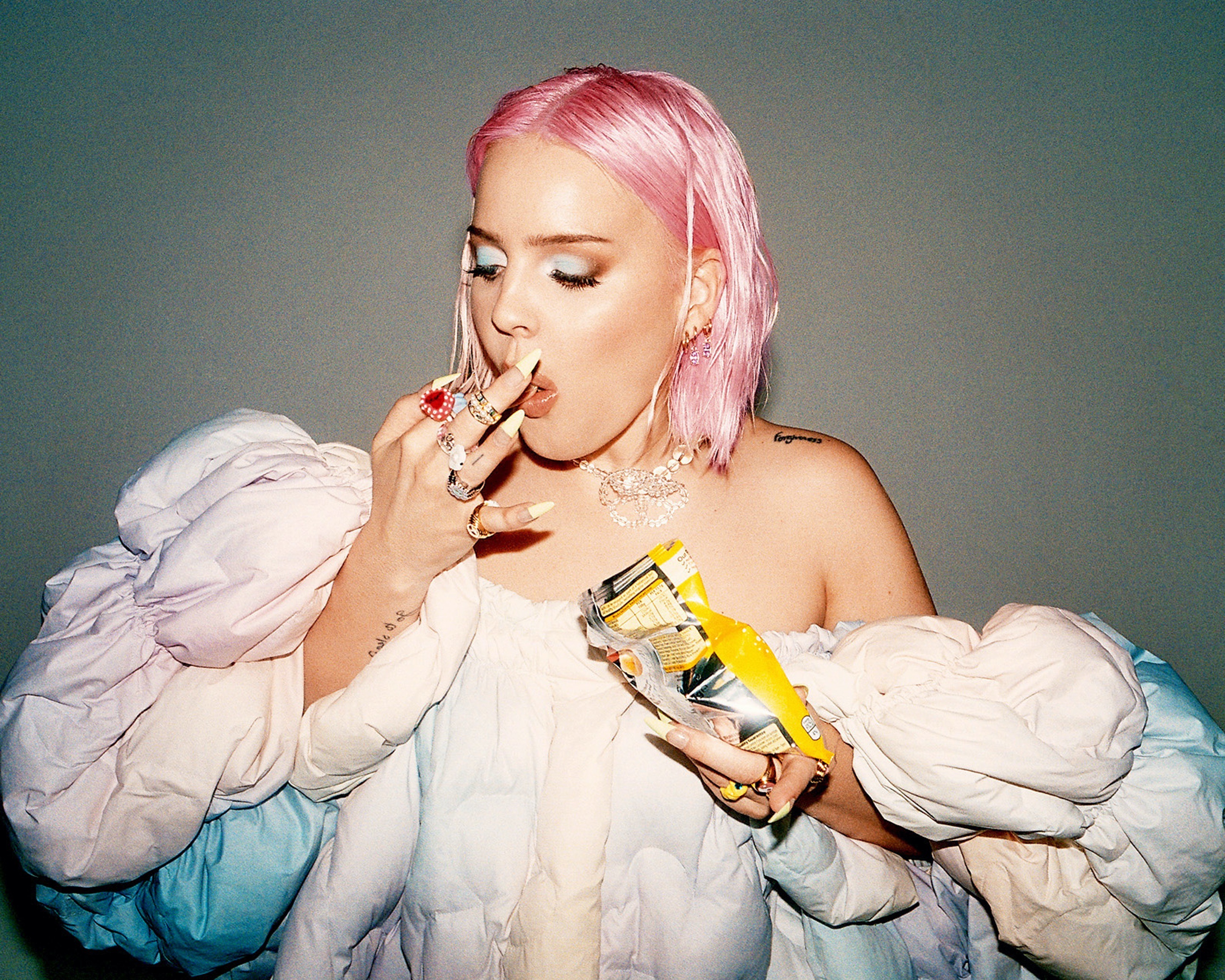 Bella howard anne marie13