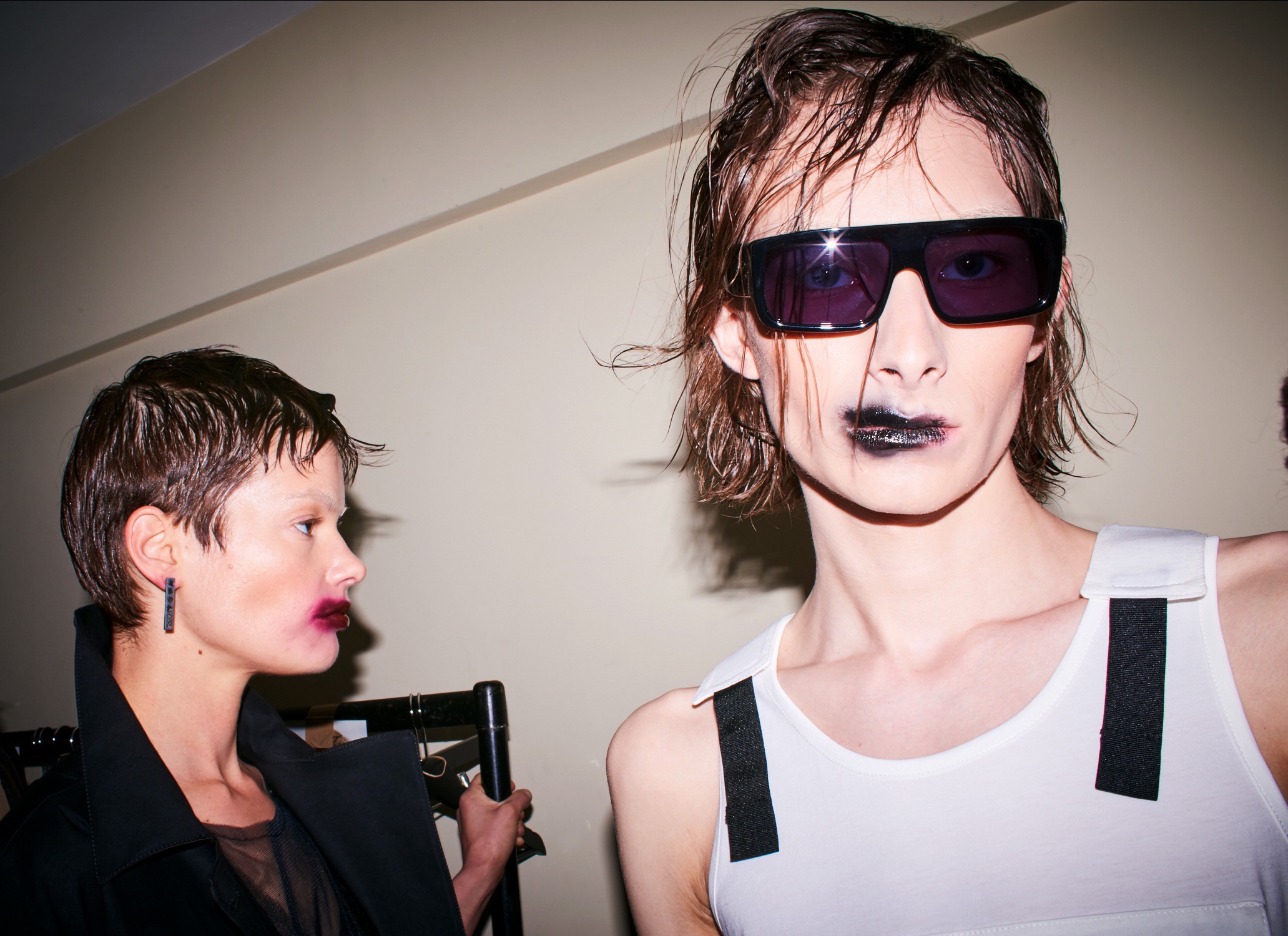 Bella howard backstage 09