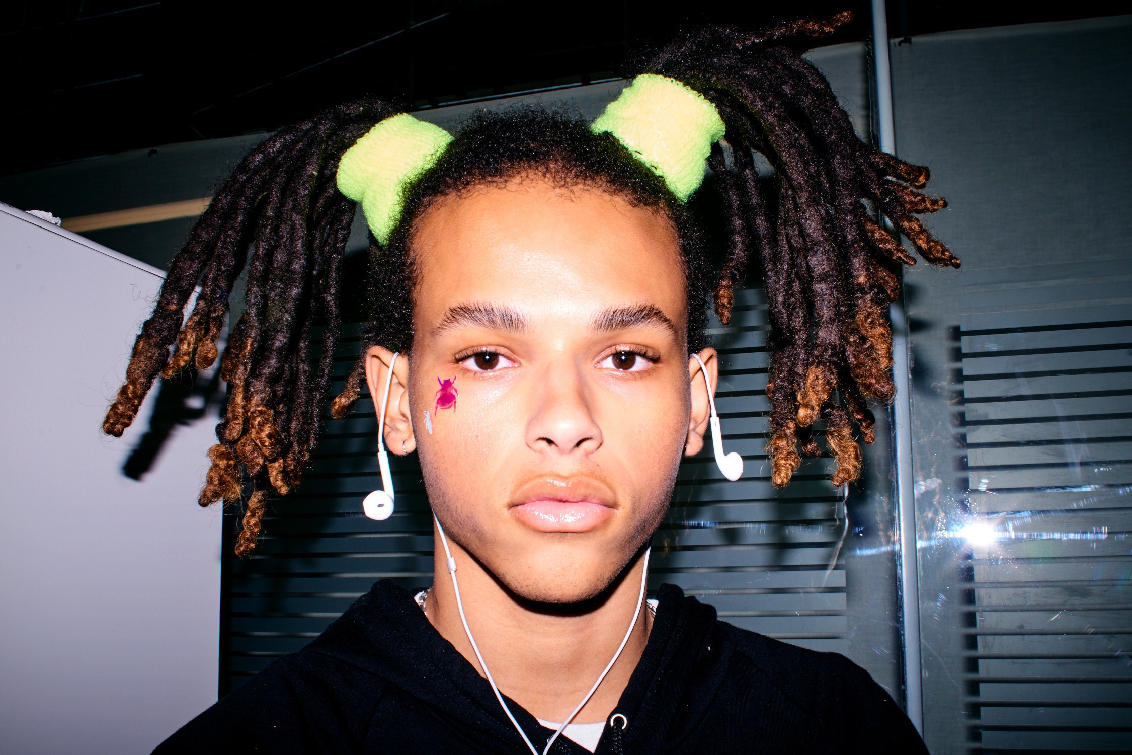 Bella howard backstage 31