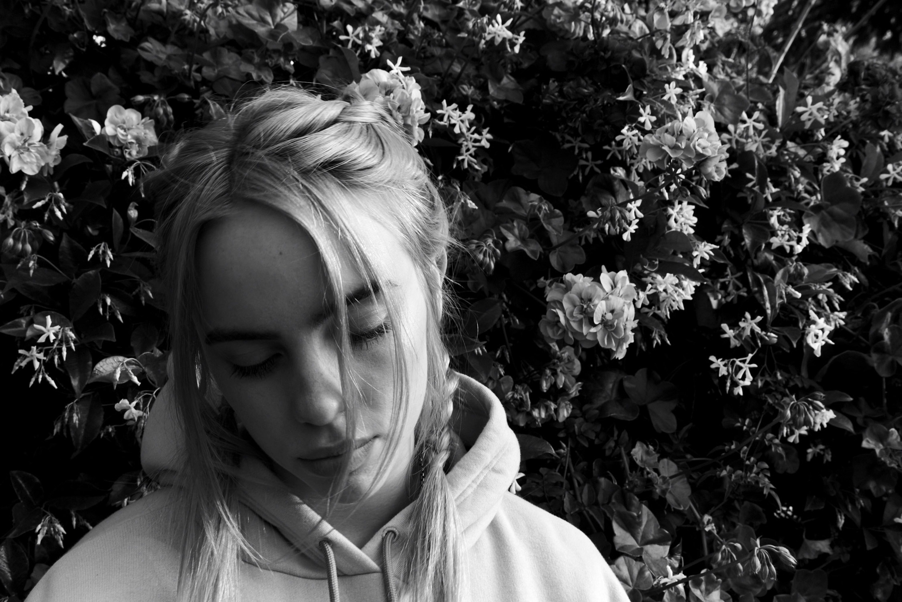 Bella howard billie eilish rev03