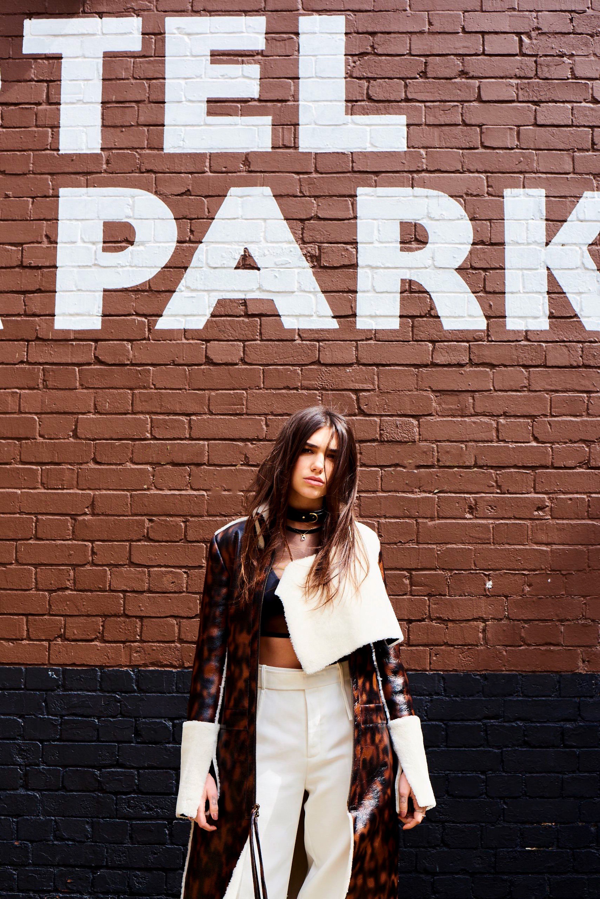 Bella howard dua lipa05