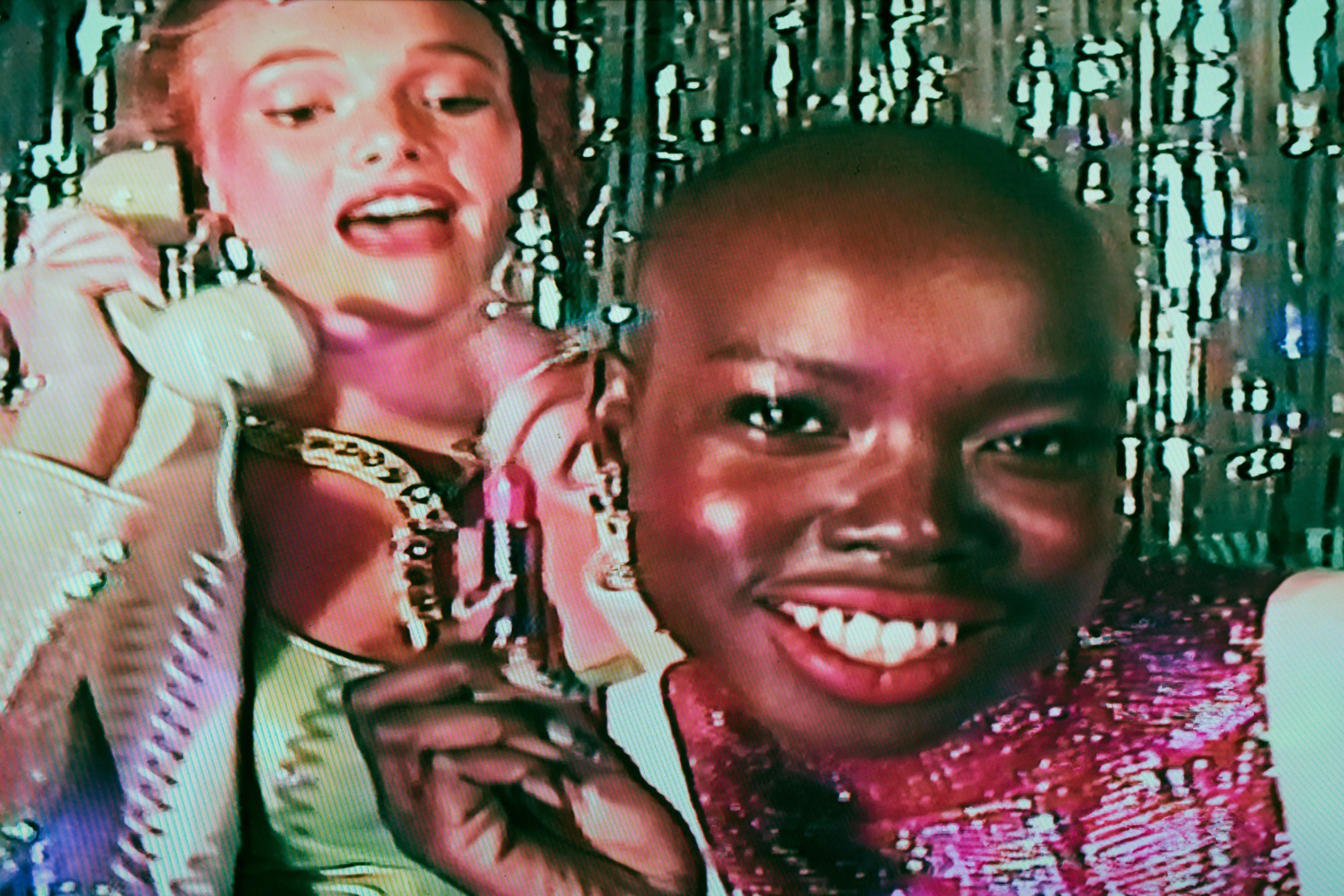 Bella howard gucci beauty04