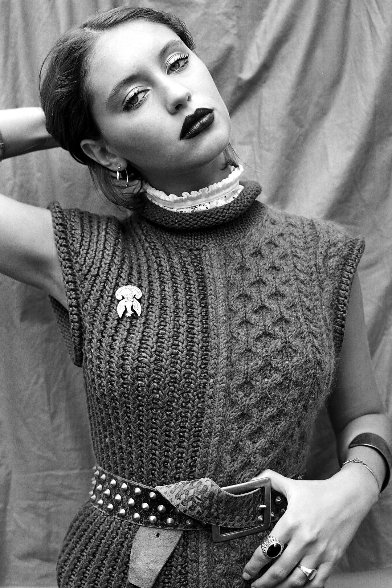 Bella howard iris law 09