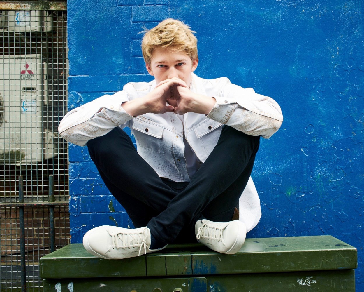 Bella howard joe alwyn 02