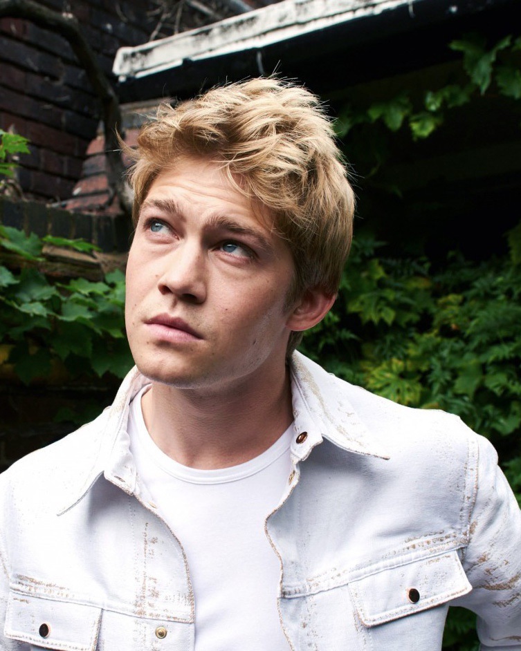 Bella howard joe alwyn 03