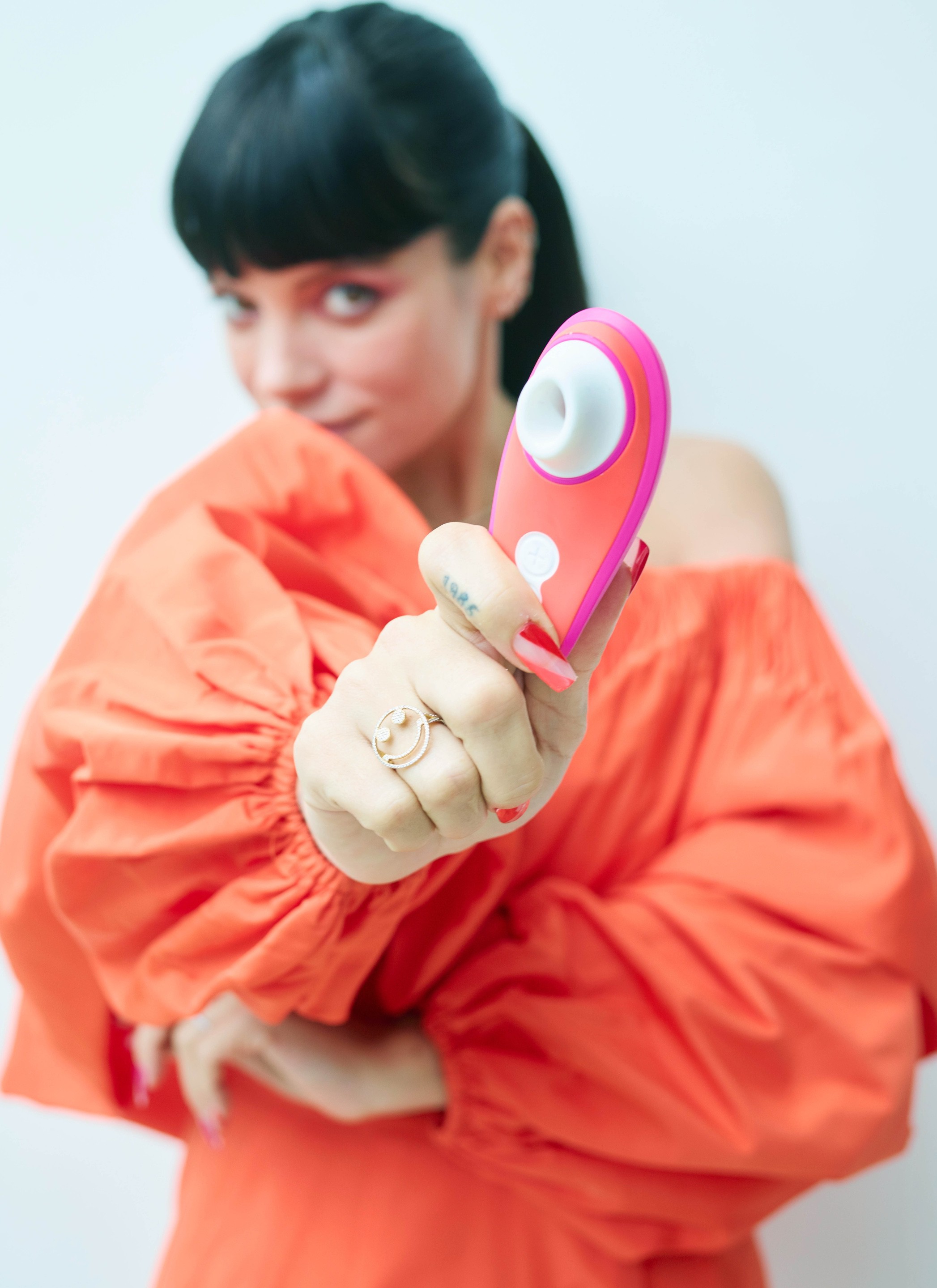 Bella howard lily allen womanizer 04